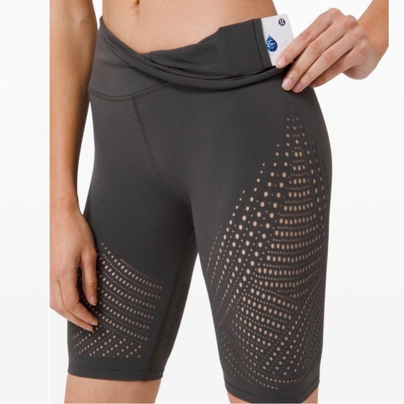 Lululemon Reveal Short Graphite Size 8 - Picture 2 of 9